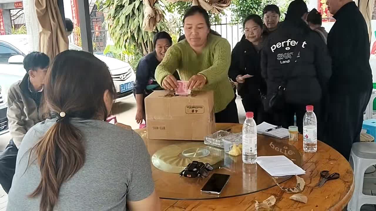 爱心慰问暖人心 携手相助显温情 ——云南景东城市公司为受伤员工爱心捐款