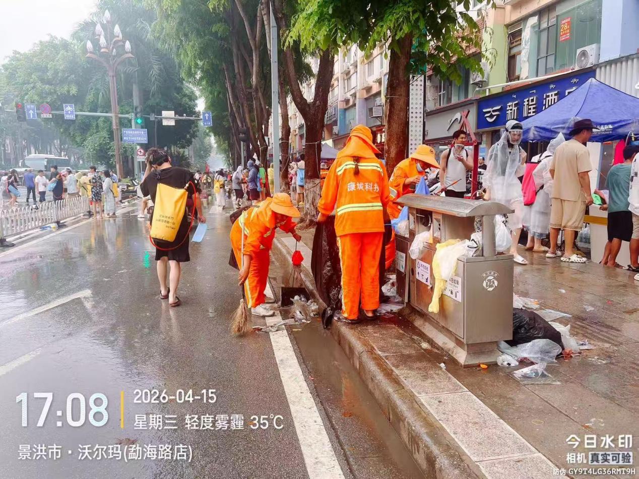 狂欢背后，是他们的默默守护——致泼水节里最可敬的城市美容师