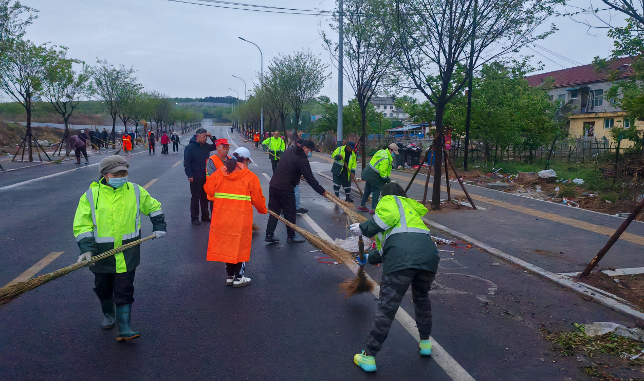 提前部署 凌晨出击丨山东区域昌邑城市公司快速清理三月三山会垃圾
