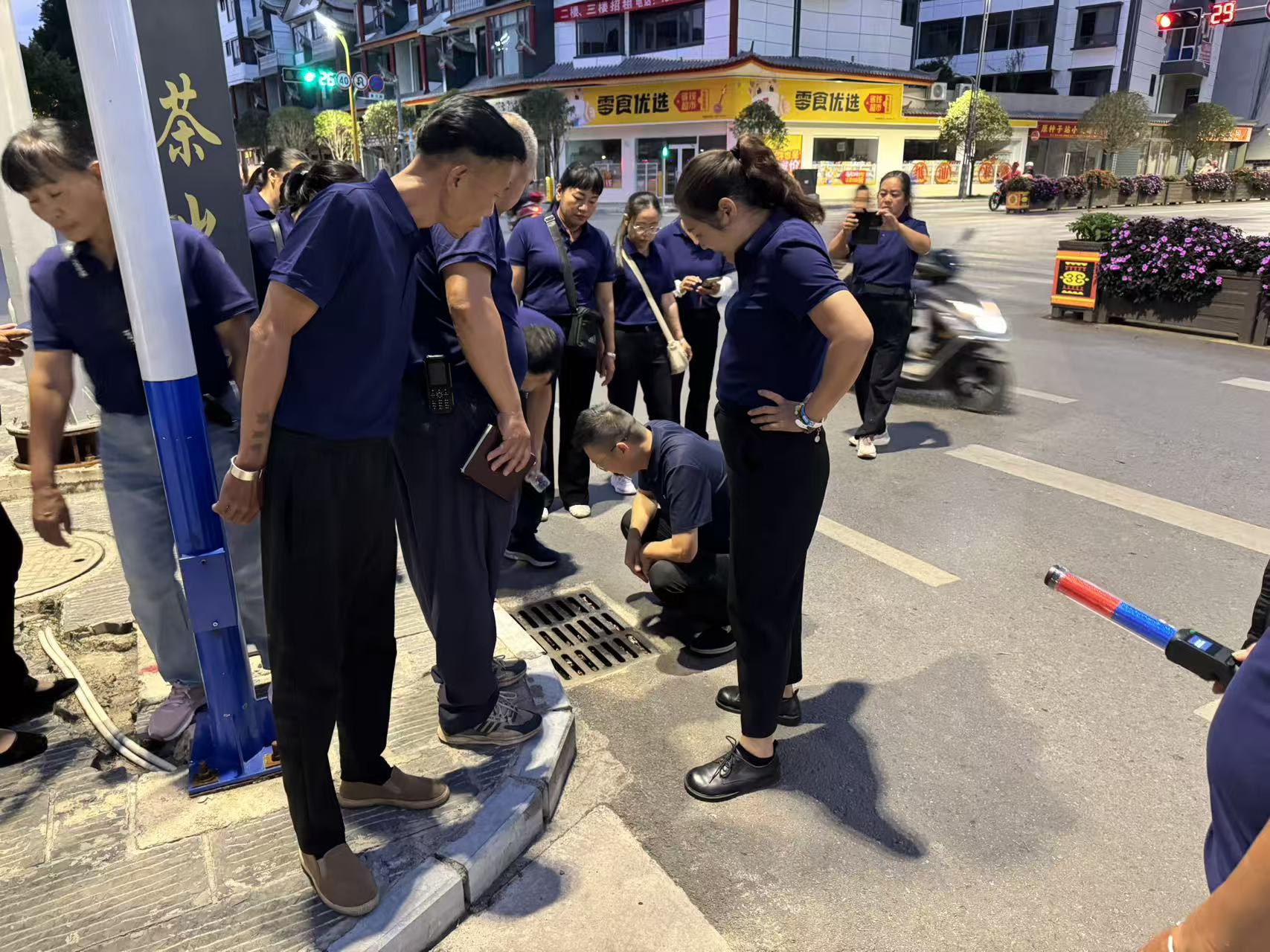 脚步丈量责任｜西南区域深入景东城市公司开展徒步巡查，现场办公促整改